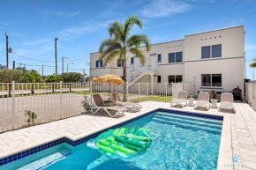 Free Parking, Bay View, Pool, Step To Beach